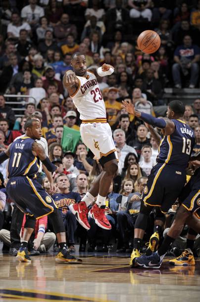 LeBron James al pass. Risultato finale: Cleveland Cavaliers - Indiana Pacers 101-97 (Getty Images)